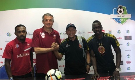 Pelatih Sriwijaya FC Rahmad Darmawan (kedua dari kanan) bersalaman dengan pelatih Madura United FC Milomir Seslija usai jumpa pers menjelang laga Sriwijaya melawan Madura United FC Milomir Seslija, Jumat (6/4). Sriwijaya akan menjalani laga tandang pekan kedua melawan Madura United, Sabtu (7/4) di Stadion Gelora Ratu Pamelingan.