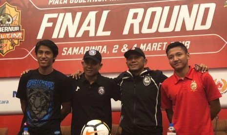 Pelaltih Arema FC Joko Susilo (kedua dari kiri).