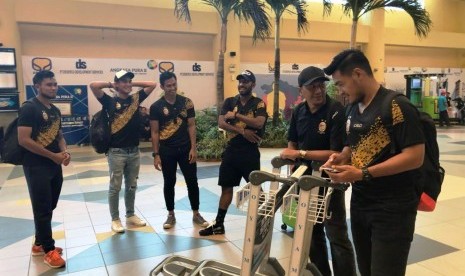 Pelatih Sriwijaya FC Rahmad Darmawan (kedua kanan) bersama sejumlah pemainnya di Bandara Sultan Mahmud Badaruddin (SMB) II Palembang menjelang keberangkatan menuju Balikpapan, Kalimantan Timur, Kamis (22/2).