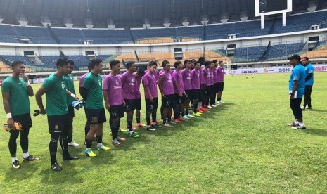 Pelatih Sriwijaya FC Rahmad Darmawan memimpin latihan para pemain untuk menjalani uji lapangan di stadion Gelora Bandung Lautan Api (GBLA), Senin (15/1) sebelum laga perdana melawan Persib Bandung pada Piala Presiden 2018, Selasa (16/1). 