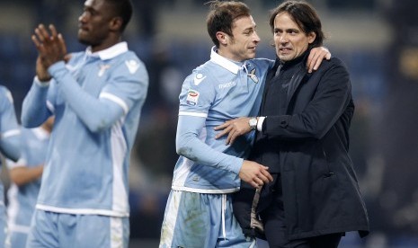 Pelatih SS Lazio, Simone Inzaghi (kanan) merayakan kemenangan laga Serie A atas Fiorentina bersama pemainnya di stadion Olimpico, Ahad (18/12). Lazio menang 3-1.