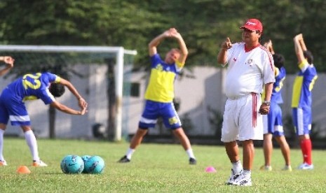 Pelatih Suharno (depan).