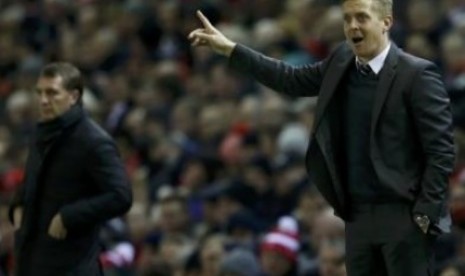 Pelatih Swansea City Gary Monk (kanan) memberikan instruksi saat timnya menghadapi Liverpool dalam lanjutan Liga Primer Inggris, Selasa (30/12) WIB.