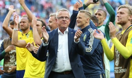 Pelatih Swedia, Janne Andersson (tengah berkacamata), bersama para pemainnya seusai memastikan lolos ke perempat final.