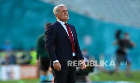 Pelatih Swiss Vladimir Petkovic bereaksi selama pertandingan grup A kejuaraan sepak bola Euro 2020 antara Wales dan Swiss di Stadion Olimpiade Baku di Baku, Azerbaijan, Sabtu (12/6).