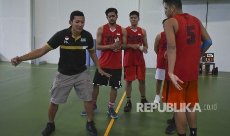 Pelatih tim basket 3X3 Timnas Putra Fandi Andika Ramadhani (kiri) .