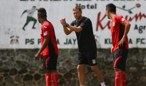 Pelatih tim Mitra Kukar, Scott Cooper (tengah) memberi instruksi pada anak asuhnya saat memimpin latihan fisik dalam pemusatan latihan di lapangan Agrokusuma, Batu, Jawa Timur, Minggu (11/1). Pemusatan latihan yang berlangsung selama 5 hari dengan materi f