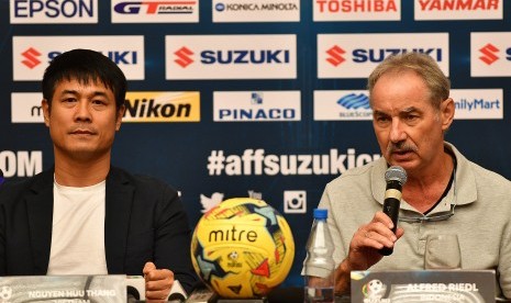 Pelatih timnasIndonesia Alfred Riedl (kanan) bersama pelatih timnas Vietnam Nguyen Huu Thang memberikan keterangan pers, Senin (5/12), jelang laga Vietnam melawan Indonesia pada babak semifinal putaran kedua Piala AFF 2016.