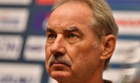 Pelatih tim nasional Indonesia Alfred Riedl memberikan keterangan pers jelang pertandingan Vietnam melawan Indonesia pada babak semi final putaran kedua AFF Suzuki Cup 2016 di Hanoi, Vietnam, Selasa (6/12). Alfred Riedl mengatakan seluruh pemain tim nasion