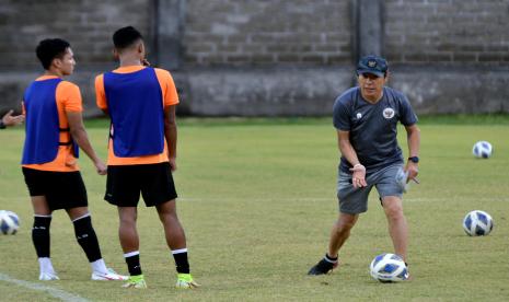 Pelatih timnas Indonesia Shin Tae-yong (kanan) memberikan instruksi saat memimpin latihan timnas Indonesia di Lapangan Trisakti, Legian, Badung, Bali, Jumat (21/1/2022). Timnas Indonesia melakukan pemusatan latihan di Bali menjelang dua pertandingan uji coba internasional melawan Timor Leste di Stadion Kapten I Wayan Dipta Bali pada 27 dan 30 Januari 2022.