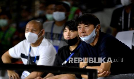 Pelatih Tim Nasional Indonesia Shin Tae-yong (kanan) menyaksikan pertandingan Liga 1 antara Persib Bandung melawan Bali United di Stadion I Gusti Ngurah Rai, Denpasar, Bali, Kamis (13/1/2022).