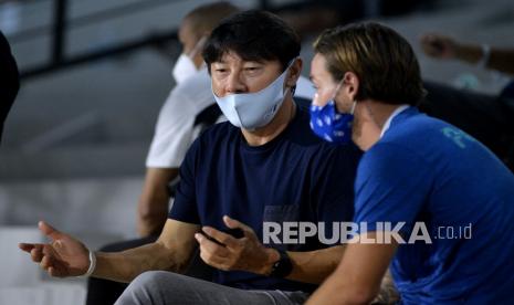 Pelatih tim nasional (timnas) Indonesia Shin Tae-yong (kiri) berbincang dengan persepak bola naturalisasi Persib Bandung Marc Klok (kanan) belum lama ini.