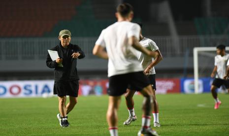 Timnas Indonesia akan menghadapi Curacao di Stadion Pakansari, Cibinong, Kabupaten Bogor, Jawa Barat, Selasa (27/9/2022) malam. Plt Bupati Bogor Iwan Setiawan memborong tiket pertandingan itu.