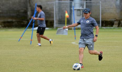 Pelatih timnas U-23 Indonesia Shin Tae-yong menendang bola saat memimpin latihan.