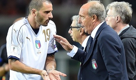 Pelatih tim nasional Italia Giampiero Ventura berbicara dengan pemain bertahannya Leonardo Bonucci pada akhir laga melawan Makedonia di Stadion Olimpiade Torino, Turin, Sabtu (7/10) dini hari WIB. Pada laga kualifikasi Piala Dunia 2018 Zona Eropa Grup G itu, Italia bermain imbang  1-1 melawan Makedonia. 