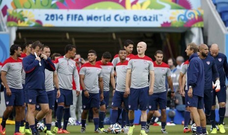 Pelatih tim nasional sepak bola Amerika Serikat Jurgen Klinsmann (ketiga kanan) dan anggota timnya menghadiri sesi latihan di stadion sepak bola Dunas Arena di Natal 15 Juni 2014.