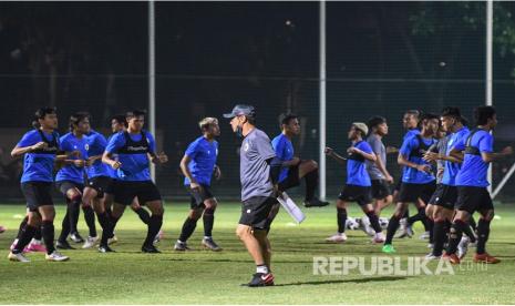 Pelatih Tim Nasional Shin tae-yong (tengah) mengamati anak didiknya berlatih di Lapangan D, Kompleks GBK, Senayan, Jakarta, Selasa (2/3/2021). Tim Nasional U-22 akan melakukan uji coba tanding melawan Tira Persikabo pada Rabu (3/3) dan Bali United pada Jumat (5/3) yang merupakan serangkaian persiapan menghadapi SEA Games 2021 di Vietnam. 