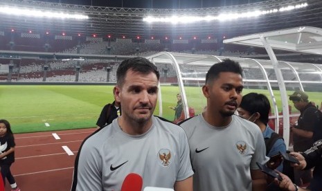 Pelatih tim nasional (Timnas) Indonesia, Simon McMenemy usai memimpin latihan jelang laga kualifikasi Piala Dunia 2020 di Stadion Utama Gelora Bung Karno (SUGBK), Senin (2/8). 