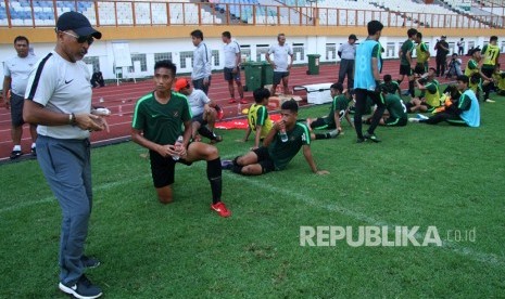 Pelatih Tim Nasional (Timnas) Indonesia U-19 Fakhri Husaini (kiri) memberikan arahan saat seleksi pesepak bola Timnas U-19, di Stadion Wibawa Mukti, Cikarang, Kabupaten Bekasi, Jawa Barat, Kamis (25/4/2019).