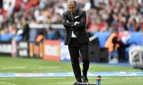  Pelatih tim nasional Turki, Fatih Terim berjalan di sisi lapangan dalam pertandingan babak penyisihan Grup D Piala Eropa 2016 menghadapi Kroasia di Parc des Princes Stadium, Paris, Prancis. 