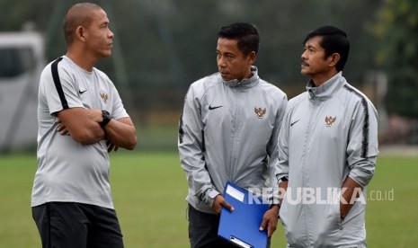 Pelatih tim nasional U-23 Indonesia Indra Sjafri (kanan) bersama asisten pelatih Yunan Helmi (tengah) dan Nova Arianto (kiri) yang kini menjadi asisten pelatih timnas Indonesia U-20 mengawasi latihan para pemain, belum lama ini.