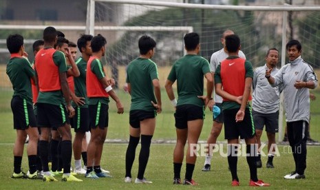 Pelatih tim nasional U-23 Indonesia Indra Sjafri (kanan) memberikan arahan kepada para pemain dalam sesi latihan di lapangan Vietnam Footbal Federation (WFF), My Dinh, Hanoi, Vietnam, Senin (25/3/2019). 