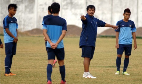 Pelatih Tim Nasional U19 Indonesia, Indra Sjafri (dua kanan), memberi intruksi pada pemainnya saat melakukan sesi latihan. 