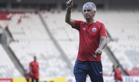 Latihan Persija: Pelatih tim Persija Jakarta Ivan Kolev memimpin sesi latihan di Stadion Utama Gelora Bung Karno, Senayan, Jakarta, Senin (25/2/2019). 