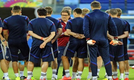 Pelatih tim sepak bola nasional  Rusia kepala Italia Fabio Capello (tengah) memimpin sesi latihan timnya di Arena Pantanal di Cuiaba, Brasil, Senin (16/6).   (EPA/Gerry Penny).