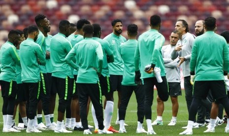 Pelatih timnas Arab Saudi Juan Antonio Pizzi (ketiga kanan) memberikan instruksi dalam sesi latihan timnya.