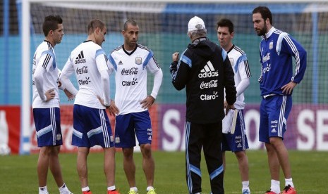 Pelatih Timnas Argentina, Alejandro Sabella (topi), memberikan pengarahan kepada pemainnya jelang laga Piala Dunia 2014 Brasil. 