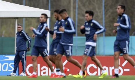 Pelatih timnas Argentina, Edgardo Bauza (kiri) memimpin latihan timnya di Ezeiza, Argentina, akhir Agustus. Tidak ada Lionel Messi yang masih cedera dalam skuat Albiceleste saat ini.