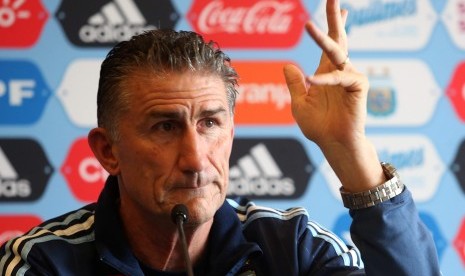 Pelatih timnas Argentina, Edgardo Bauza memberikan keterangan pers di Lima, Peru, Rabu (5/10). Pekan ini, Argentina akan melawan Peru dan Paraguay pada laga kualifikasi Piala Dunia 2018.