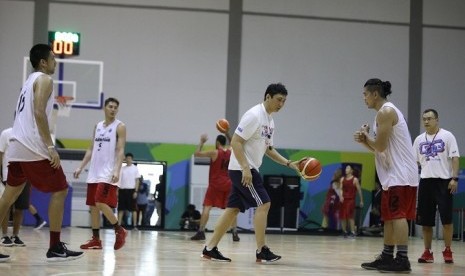 Pelatih timnas basket Indonesia Fictor Roring (memegang bola) sedang memberikan instruksi kepada pemain dalam latihan perdana menjelang test event Asian Games 2018 di Gedung Basket Senayan, Jakarta, Rabu (7/2).