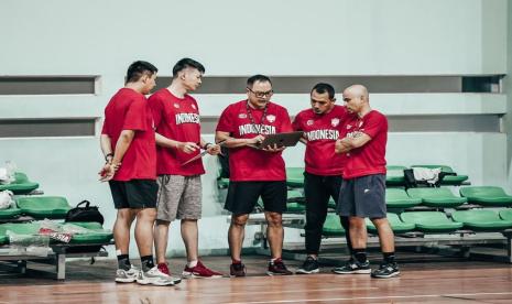 Pelatih timnas basket Indonesia Johannis Winar (tengah) bersama para asistennya.