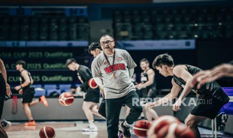 Pelatih timnas basket putra Indonesia Johannis Winar mengomandoi sesi latihan timnya di Goyang Gymnasium, Korea Selatan, Rabu (20/11/2024). Indonesia akan menghadapi Korea Selatan pada Kualifikasi FIBA Asia Cup 2025 Arab Saudi.