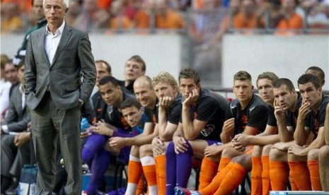 Pelatih timnas Belanda, Bert van Marwijk, mengamati pemainnya menghadapi Bulgaria dalam laga uji coba di Amsterdam pada 26 Mei lalu. 