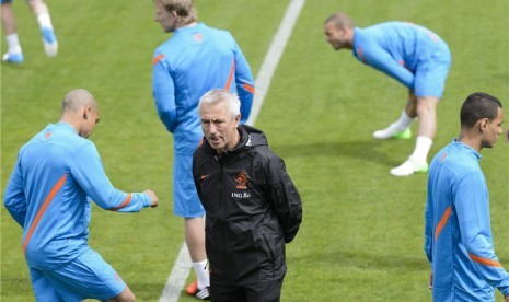 Pelatih timnas Belanda, Bert van Marwijk (tengah), mengamati pemainnya saat menggelar sesi pertama latihan timnas di Lausanne, Swiss, Jumat (18/5).  