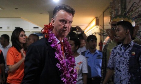  Pelatih timnas Belanda Louis van Gaal tiba di Bandara Halim Perdanakusuma, Jakarta, Rabu (5/6).     (Antara/Rian Fitrianto)