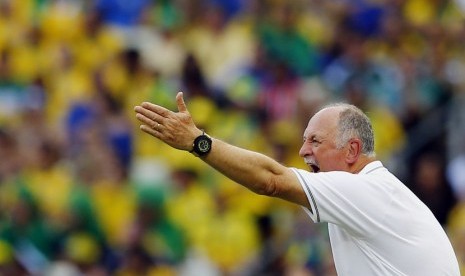 Pelatih Timnas Brasil, Luiz Felipe Scolari, berteriak memberikan arahan kepada pemainnya saat menghadapi Meksiko di laga Grup A Piala Dunia 2014 di Arena Castelao, Fortaleza, Selasa (17/6). 