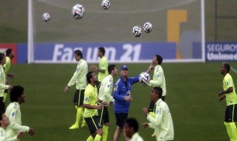 Pelatih Timnas Brasil, Luiz Felipe Scolari (tengah), memberikan instruksi kepada para pemainnya dalam sesi latihan di Teresopolis, Rio de Janeiro, Brasil, pada 28 Mei lalu. 