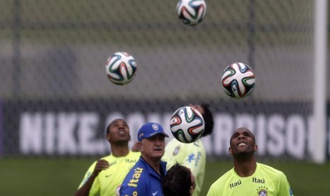 Pelatih Timnas Brasil, Luiz Felipe Scolari (tengah), mengamati pemainnya saat menjalani latihan persiapan Piala Dunia 2014 di Rio de Janeiro pada 28 Mei. 