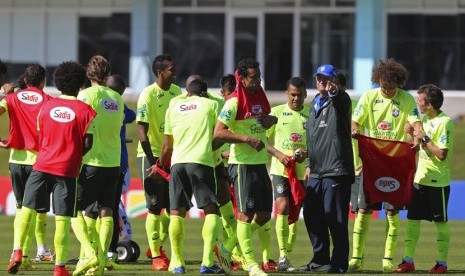  Pelatih Timnas Brasil, Luiz Felipe Scolari (tiga kanan), memberikan pengarahan terhadap pemainnya dalam sesi latihan di Teresopolis, Rio de Janeiro, Kamis (5/6). 