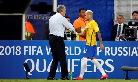 Pelatih timnas Brasil, Tite (kiri) menyalami Neymar seusai laga kualifikasi Piala Dunia 2018 lawan Bolivia, Jumat (7/10), Brasil menang 5-0 pada laga yang digelar di Arena das Dunas, Natal itu.