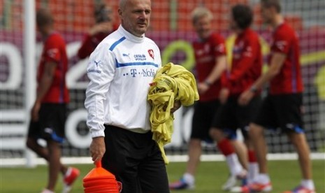 Pelatih timnas Ceko, Michal Bilek, saat memandu para pemainnya latihan.