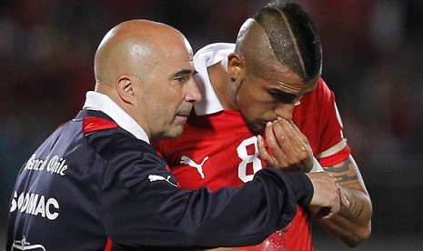 Pelatih timnas Cile, Jorge Sampaoli berbincang dengan Arturo Vidal.