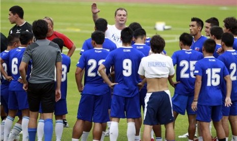 Pelatih timnas Filipina, Hans Michael Weiss (tengah), memimpin pemainnya menggelar sesi latihan. 