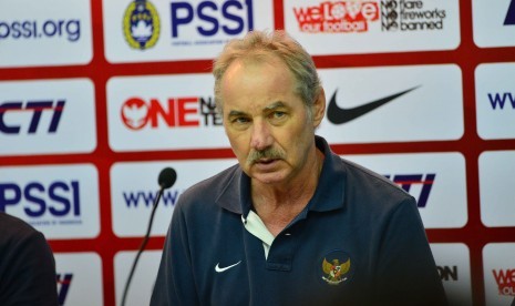 Pelatih timnas Indonesia Alfred Riedl, berbicara kepada media usai pertandingan persahabatan Indonesia vs Timor Leste di Stadion Gelora Bung Karno, Jakarta, Selasa (11/11). Walaupun Indonesia unggul dengan skor 4-0 namun coach Riedl merasa masih banyak kel