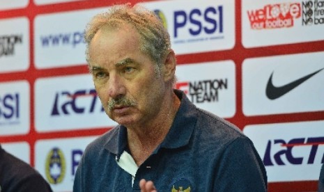 Pelatih timnas Indonesia Alfred Riedl, berbicara usai laga Indonesia versus Timor Leste di Stadion Gelora Bung Karno, Jakarta, Selasa (11/11). 