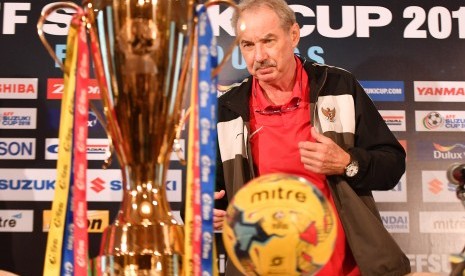 Pelatih timnas Indonesia pada Piala AFF 2016 Alfred Riedl. PSSI tengah mencari pengganti Riedl untuk membesut timnas senior.